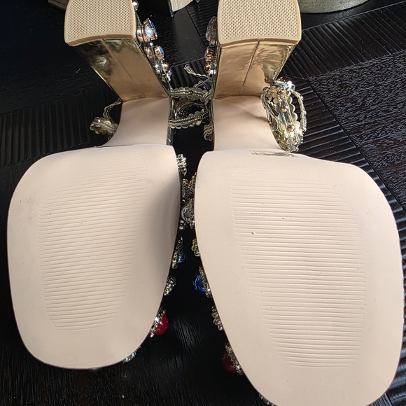 Gold Ornate Heels with Medium Height - Picture 5 of 5